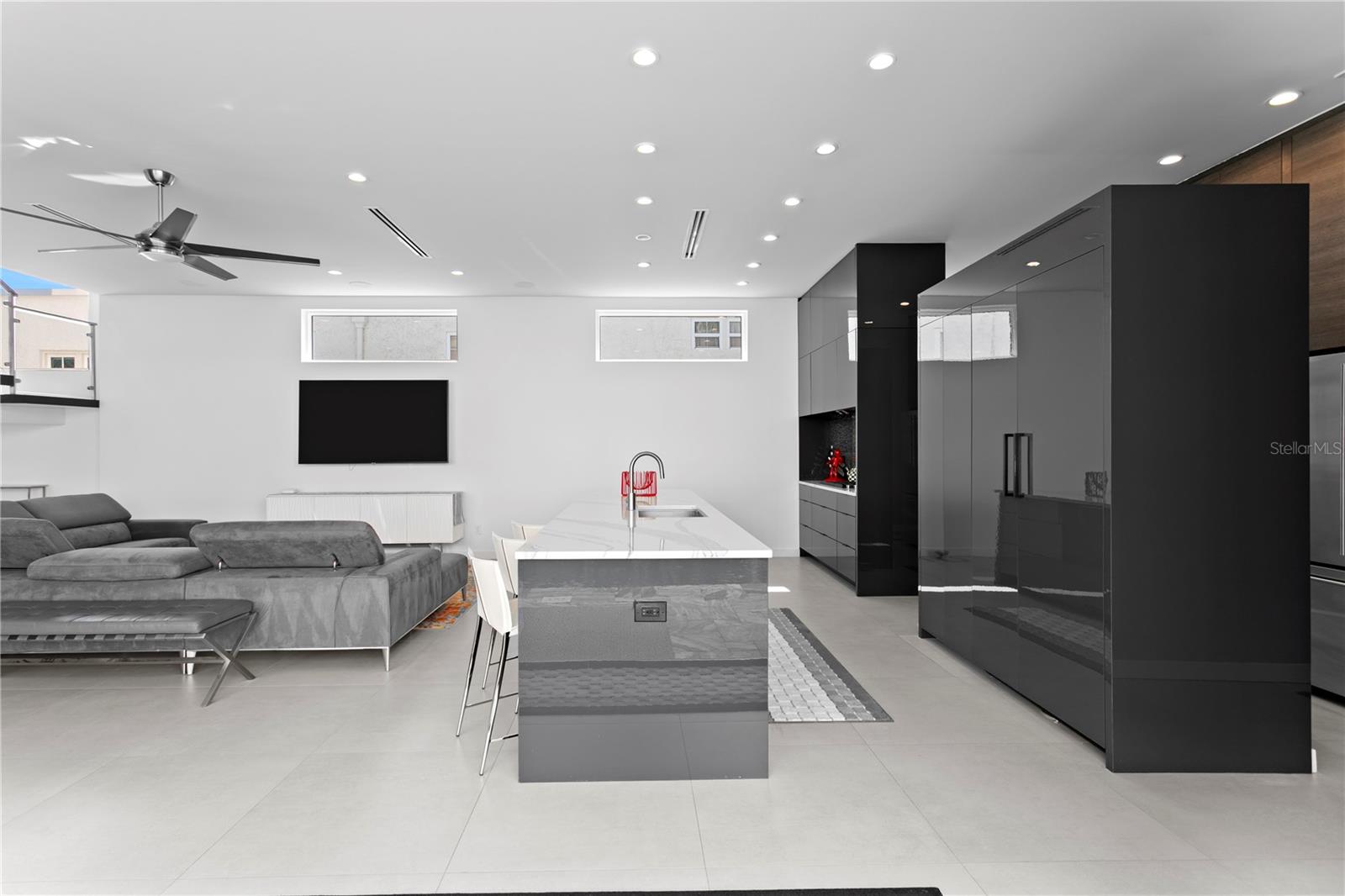 Listing photo id 11 for 110 Palmera Boulevard Ne