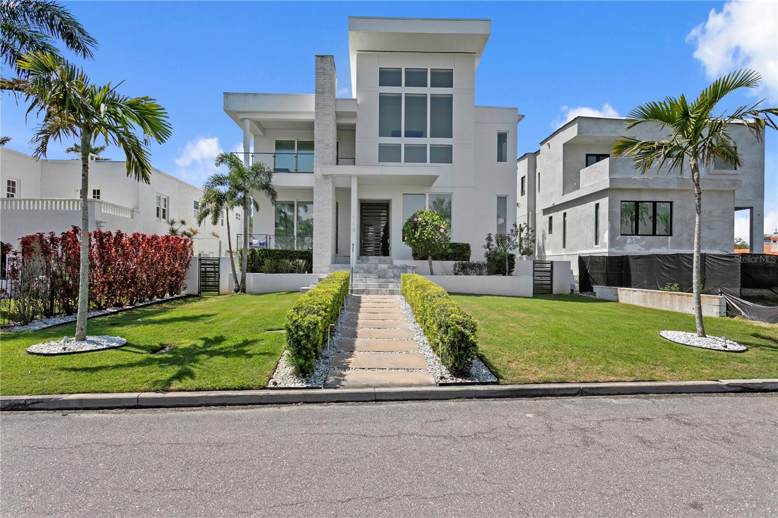 Listing photo id 0 for 110 Palmera Boulevard Ne