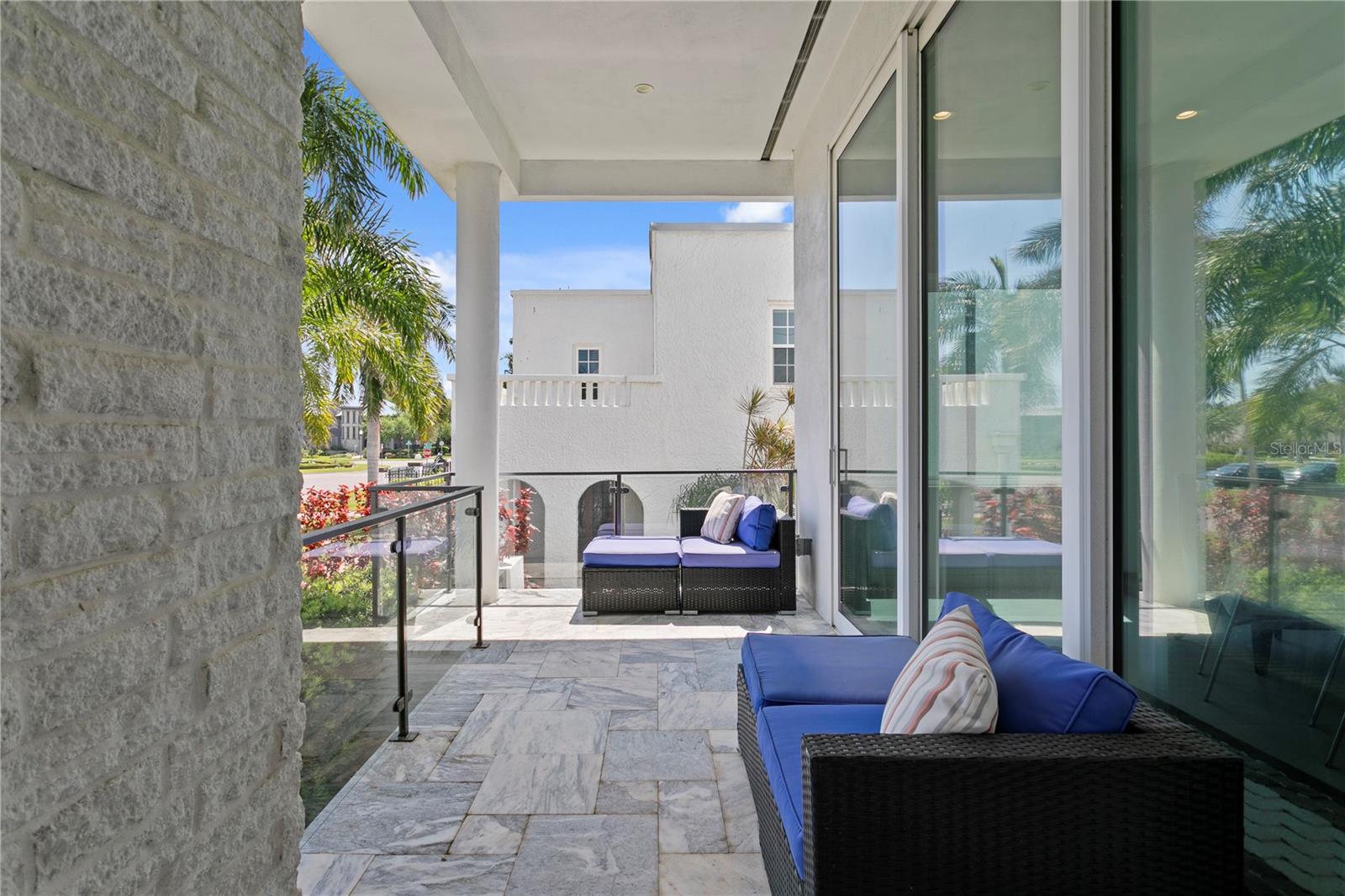 Listing photo id 22 for 110 Palmera Boulevard Ne