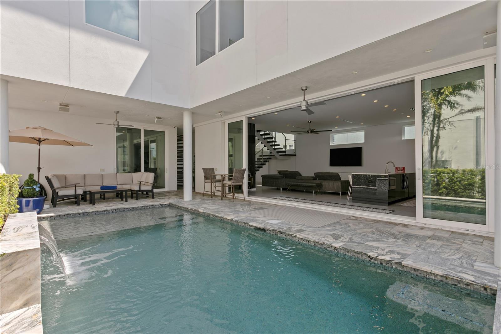 Listing photo id 29 for 110 Palmera Boulevard Ne