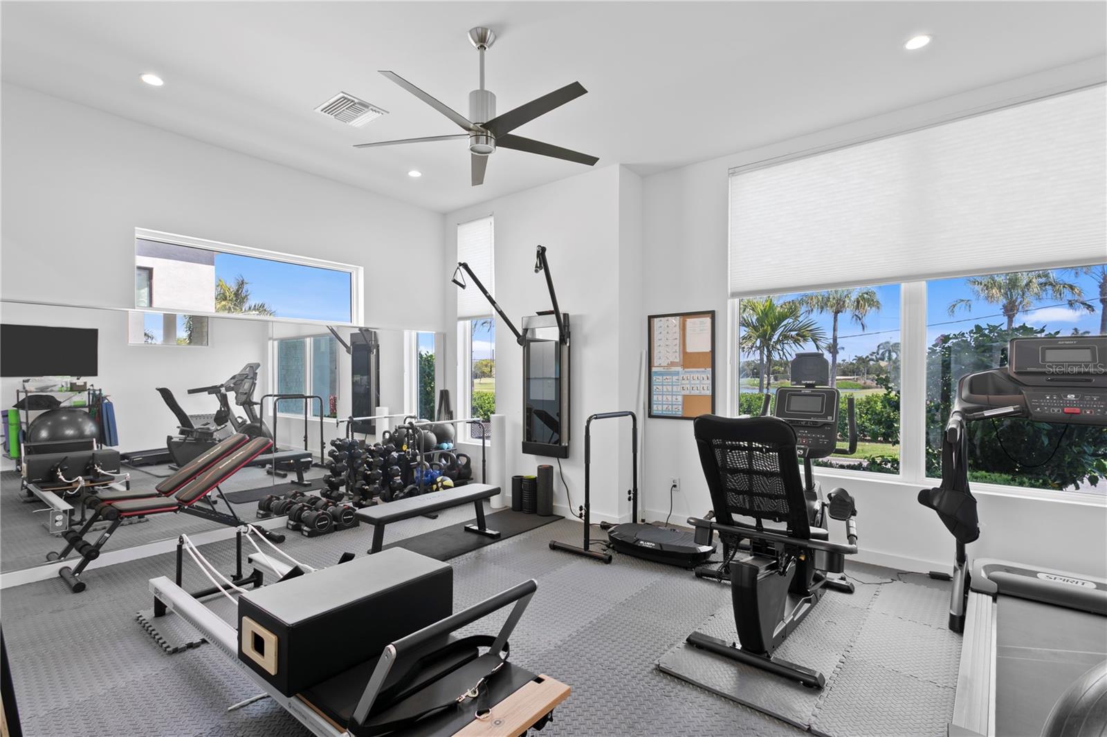 Listing photo id 32 for 110 Palmera Boulevard Ne