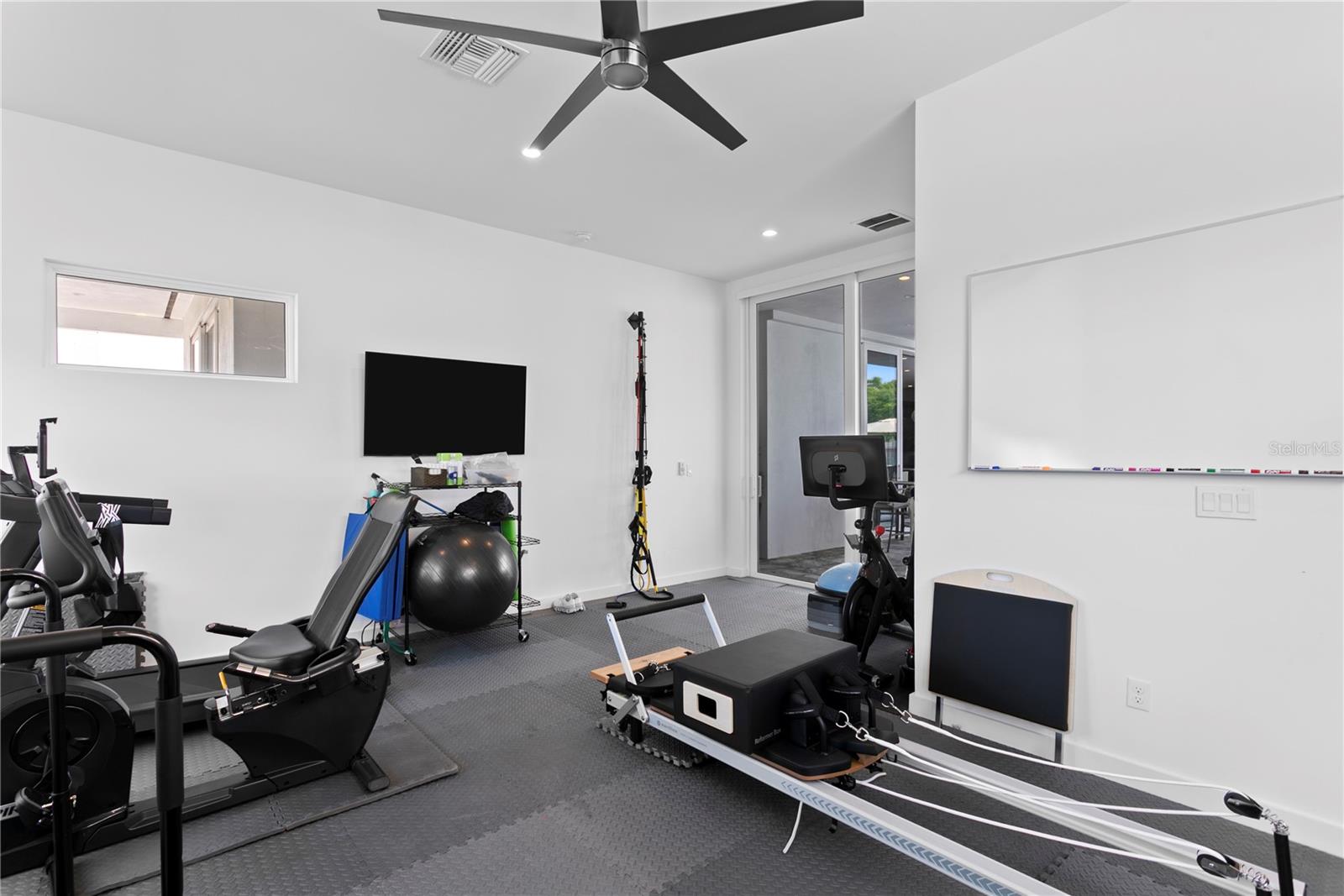 Listing photo id 33 for 110 Palmera Boulevard Ne