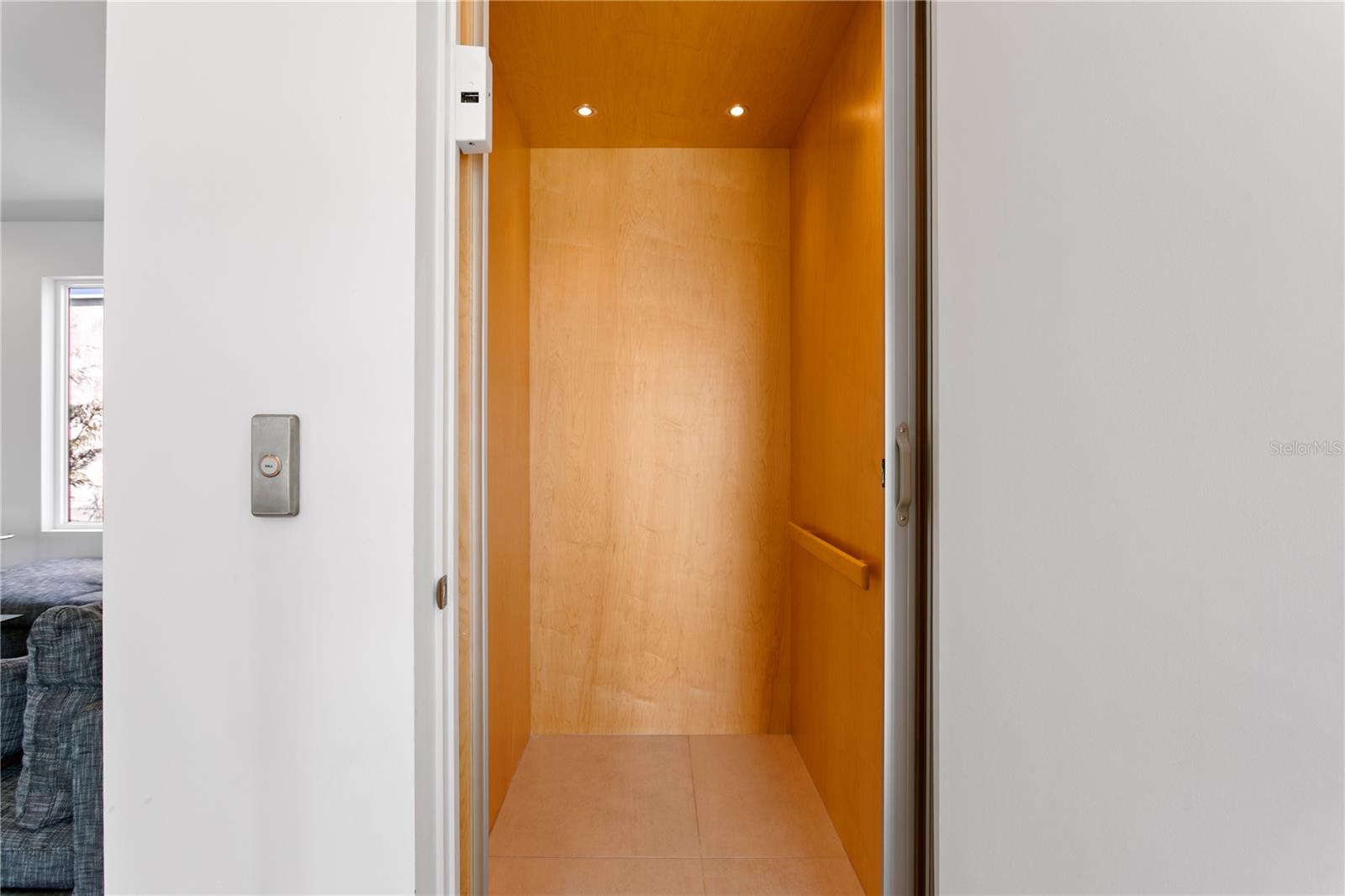 Listing photo id 35 for 110 Palmera Boulevard Ne