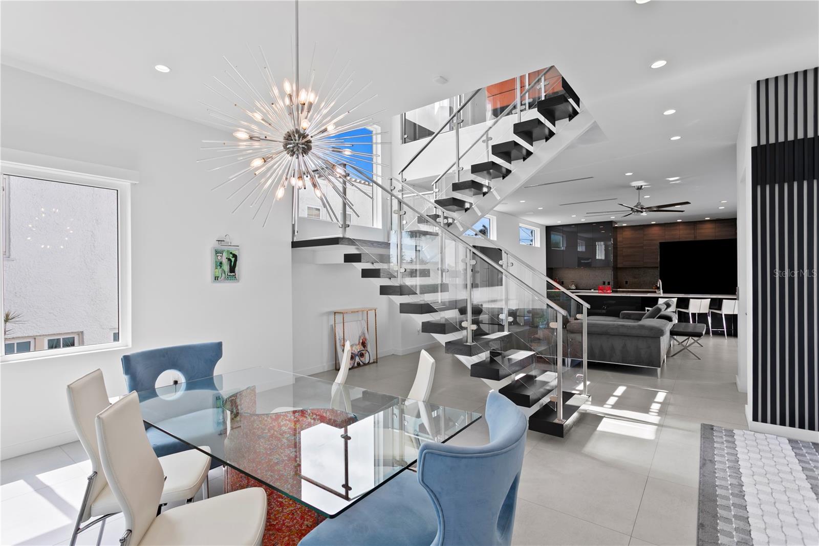 Listing photo id 2 for 110 Palmera Boulevard Ne