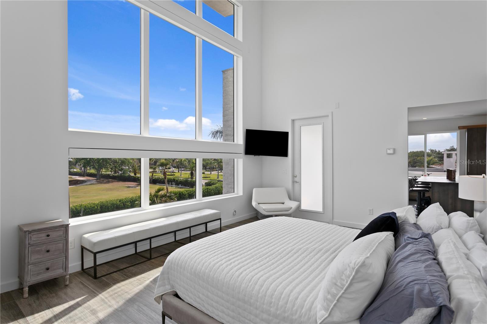 Listing photo id 38 for 110 Palmera Boulevard Ne