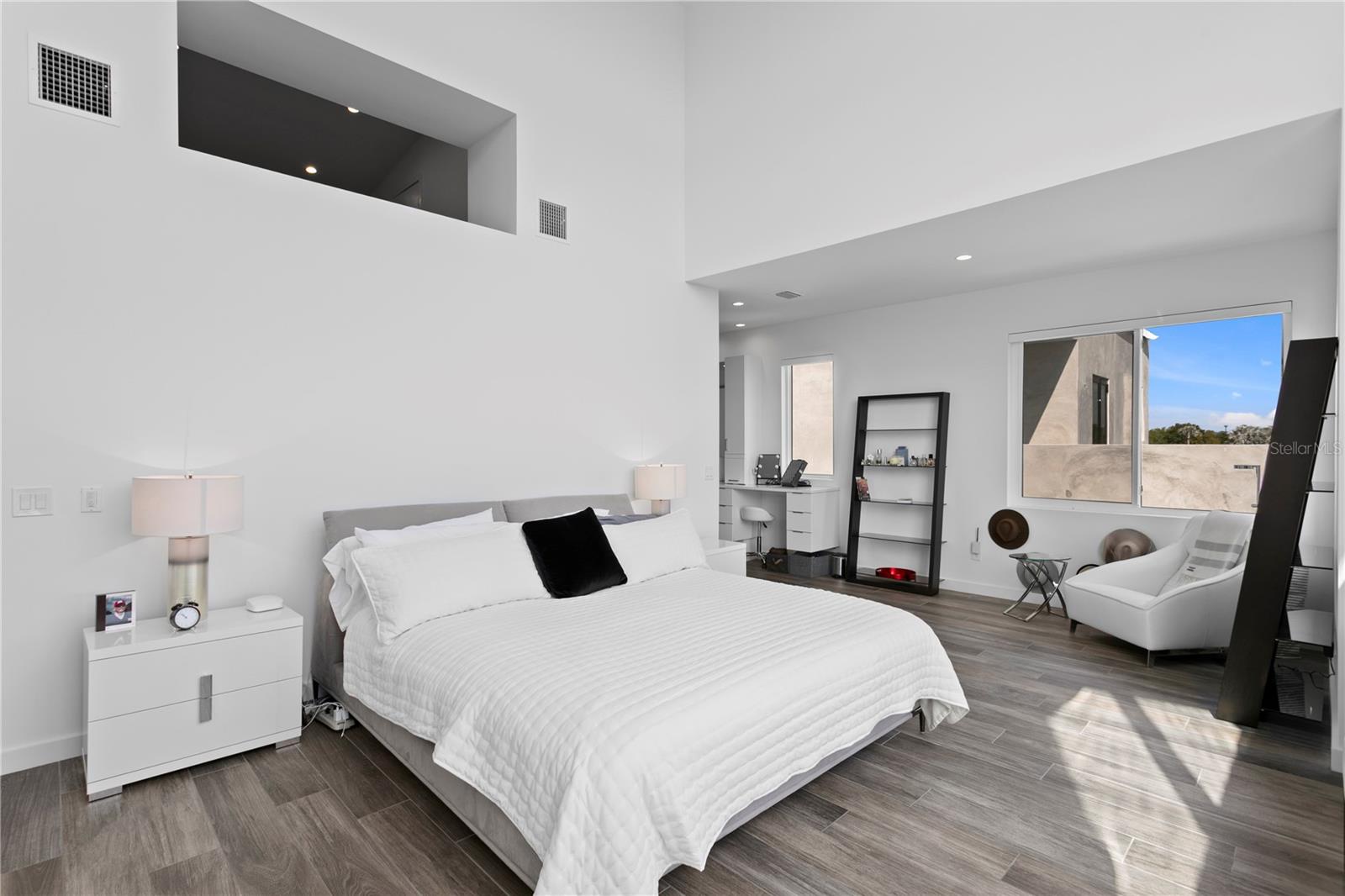 Listing photo id 39 for 110 Palmera Boulevard Ne