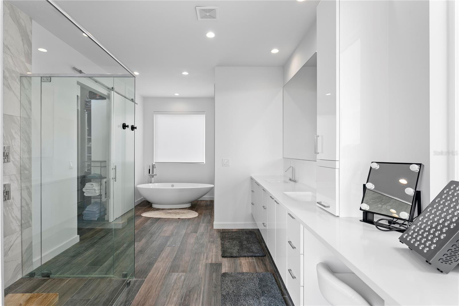 Listing photo id 40 for 110 Palmera Boulevard Ne