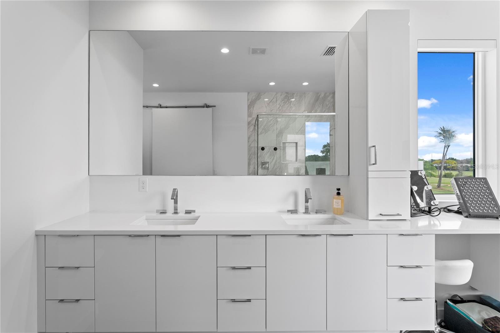 Listing photo id 45 for 110 Palmera Boulevard Ne