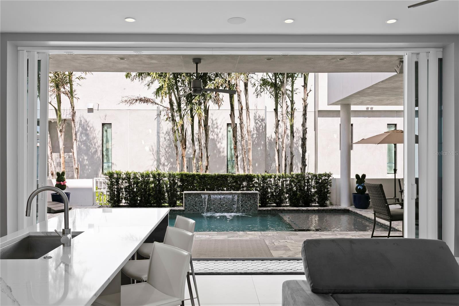 Listing photo id 4 for 110 Palmera Boulevard Ne