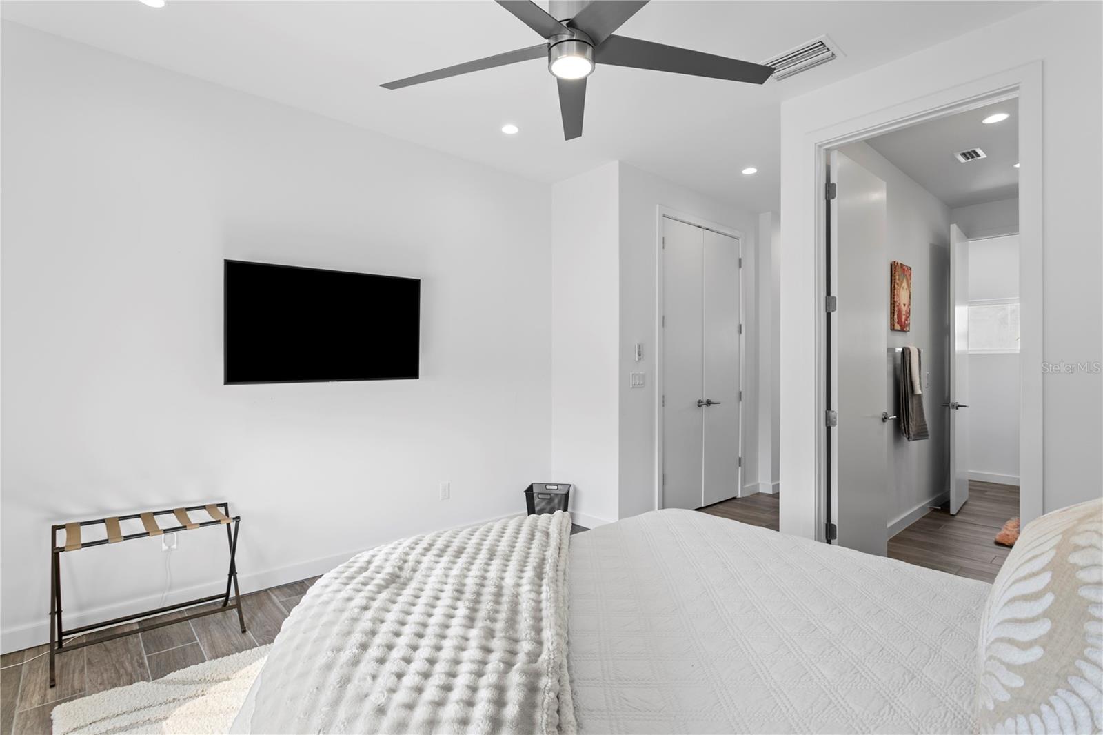 Listing photo id 64 for 110 Palmera Boulevard Ne