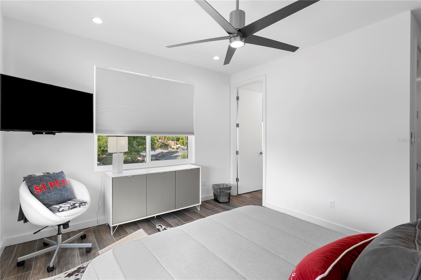 Listing photo id 67 for 110 Palmera Boulevard Ne