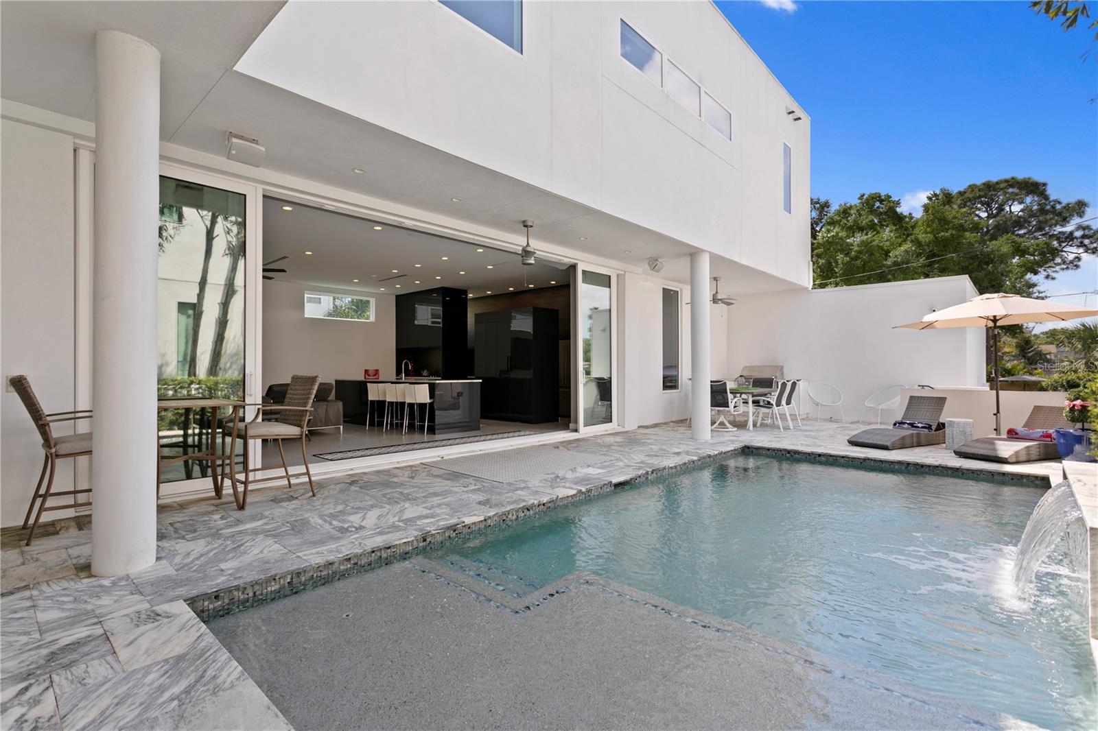 Listing photo id 5 for 110 Palmera Boulevard Ne