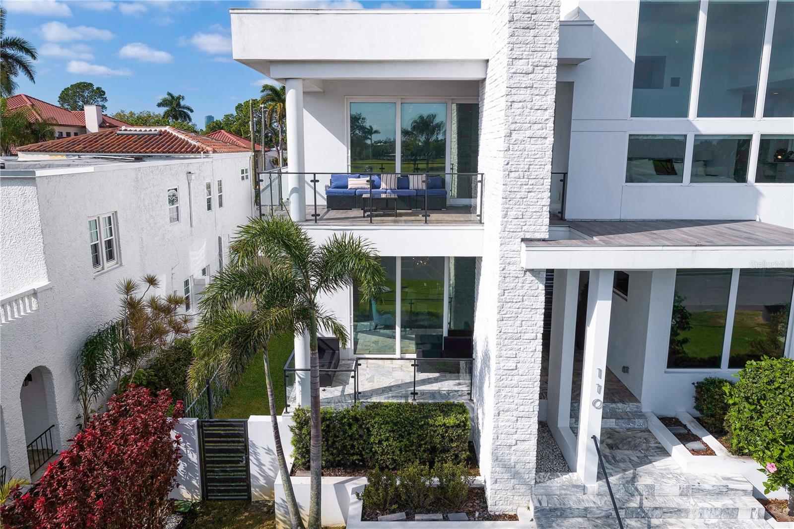 Listing photo id 76 for 110 Palmera Boulevard Ne