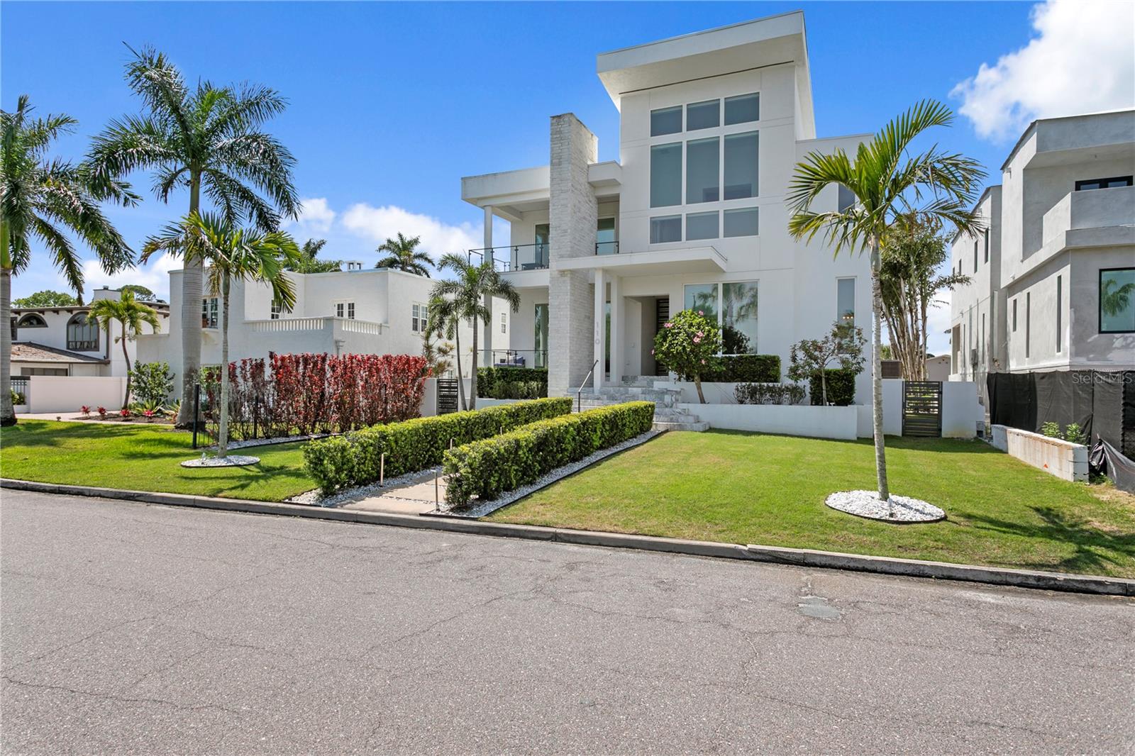 Listing photo id 80 for 110 Palmera Boulevard Ne