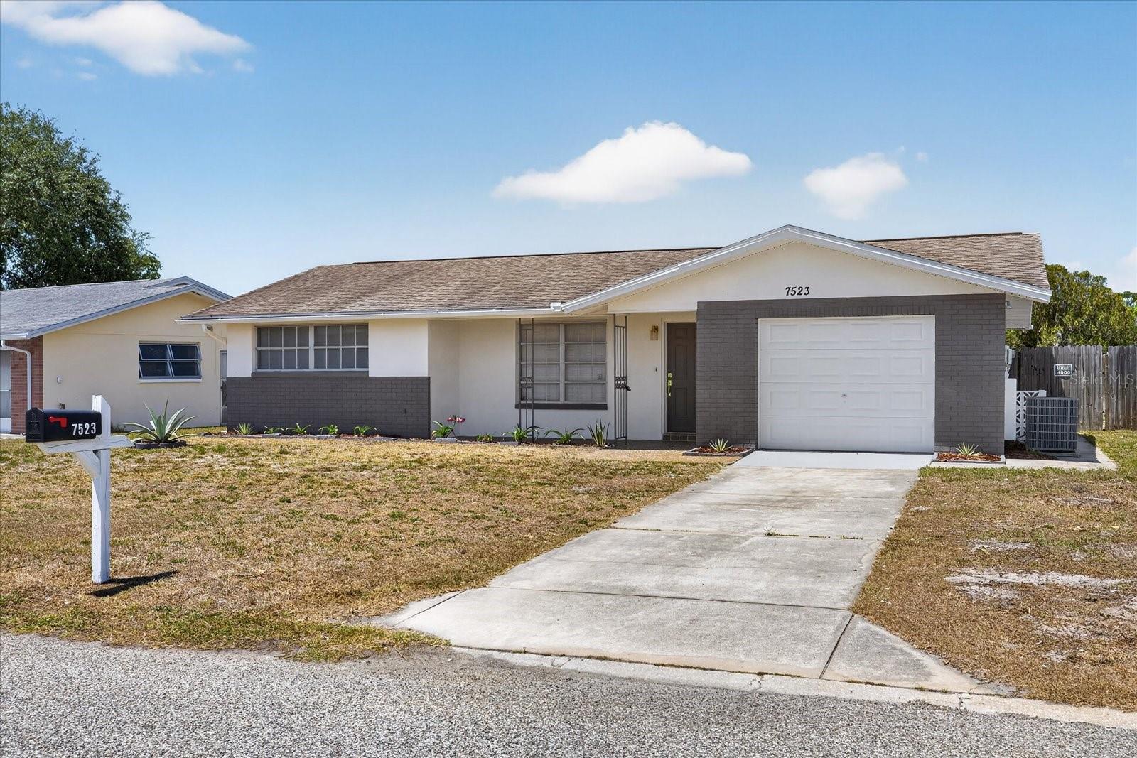 Image 7 of 39 For 7523 Briarwood Drive