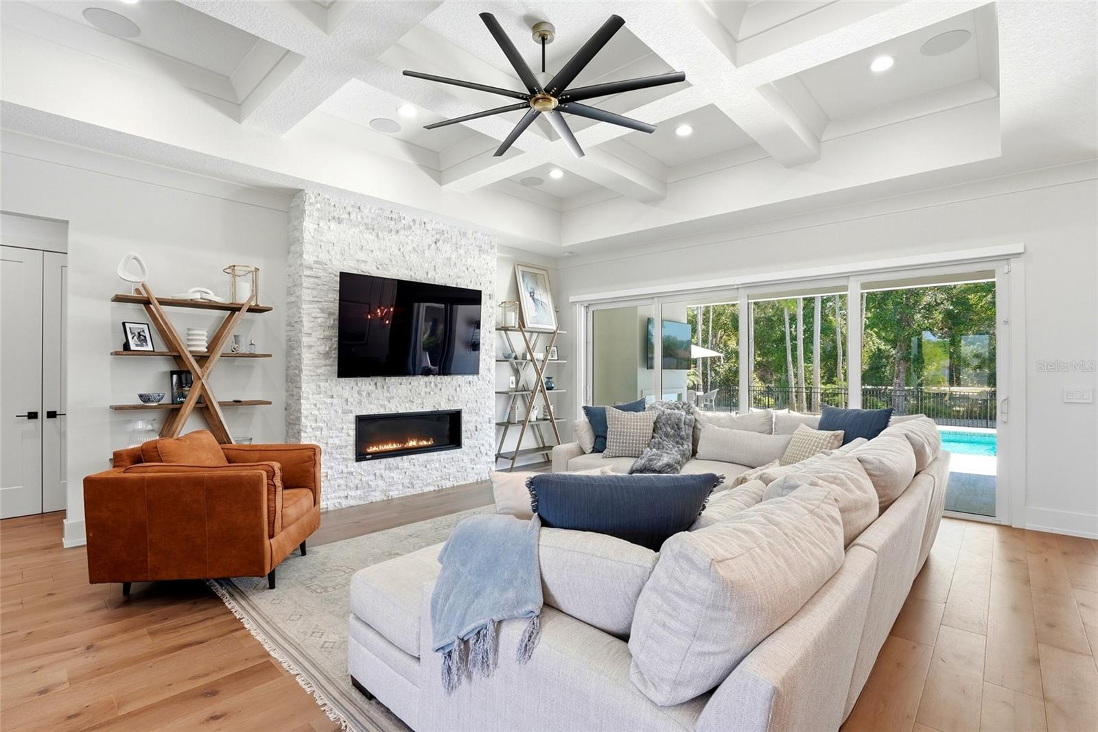 Listing photo id 8 for 3944 Cove Lake Place