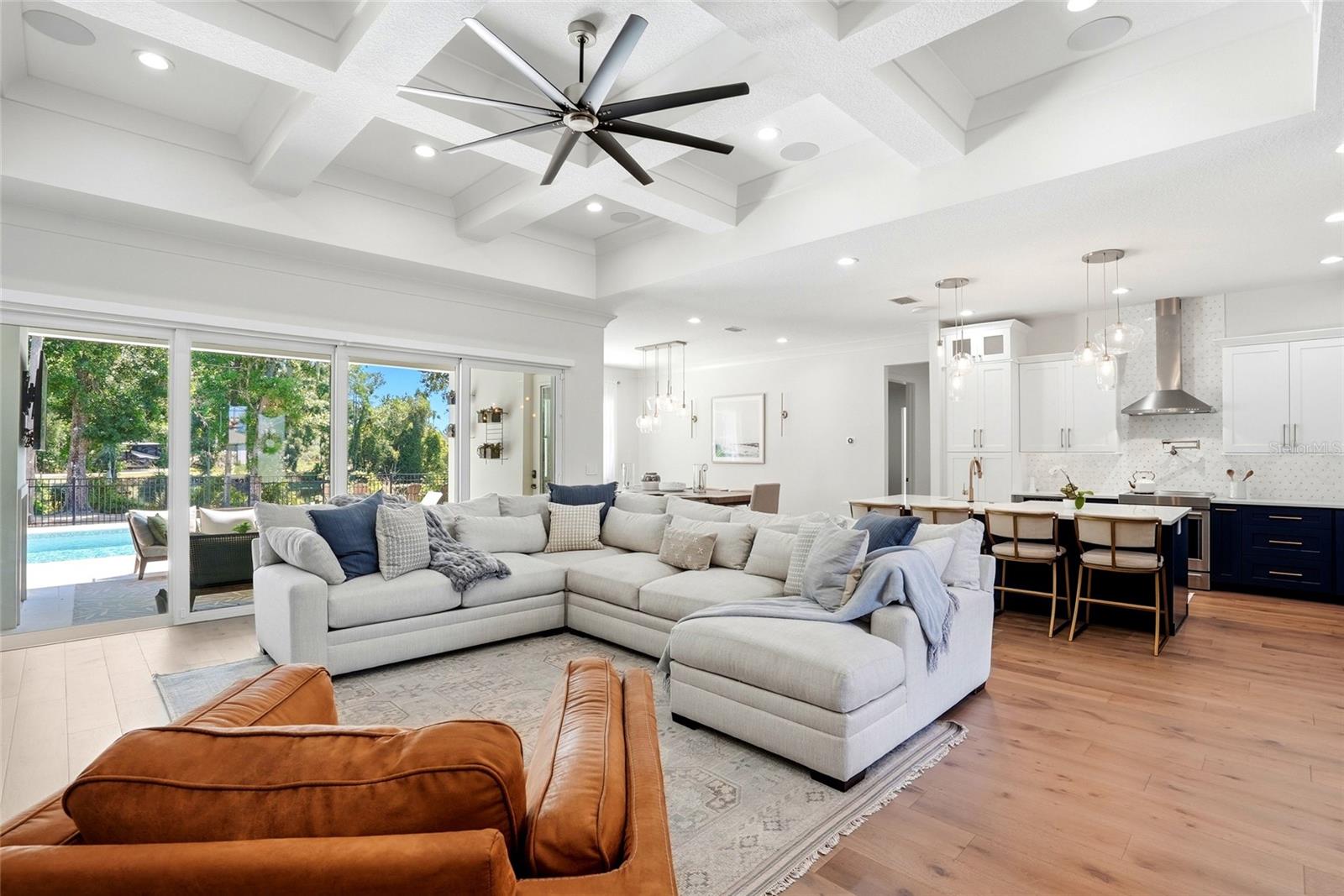 Listing photo id 9 for 3944 Cove Lake Place