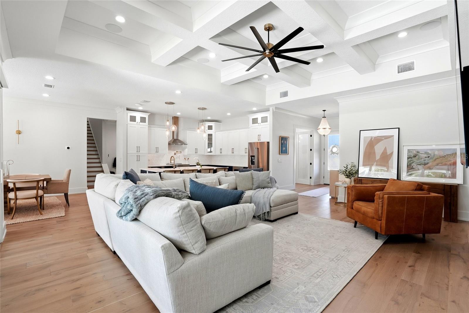 Listing photo id 10 for 3944 Cove Lake Place