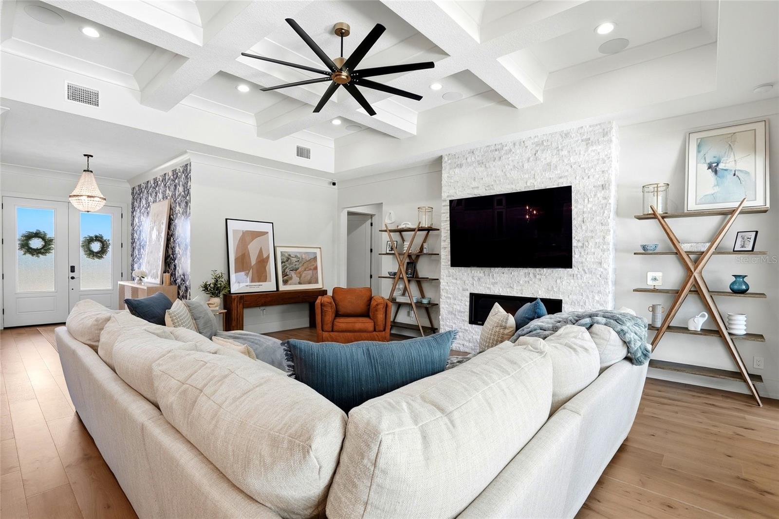 Listing photo id 11 for 3944 Cove Lake Place