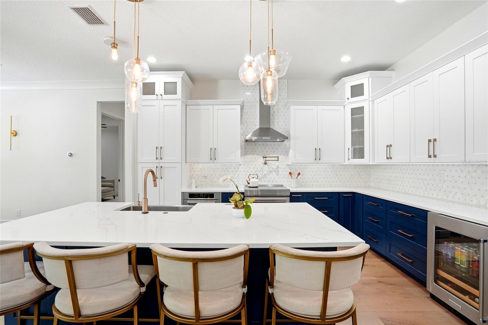 Listing photo id 14 for 3944 Cove Lake Place