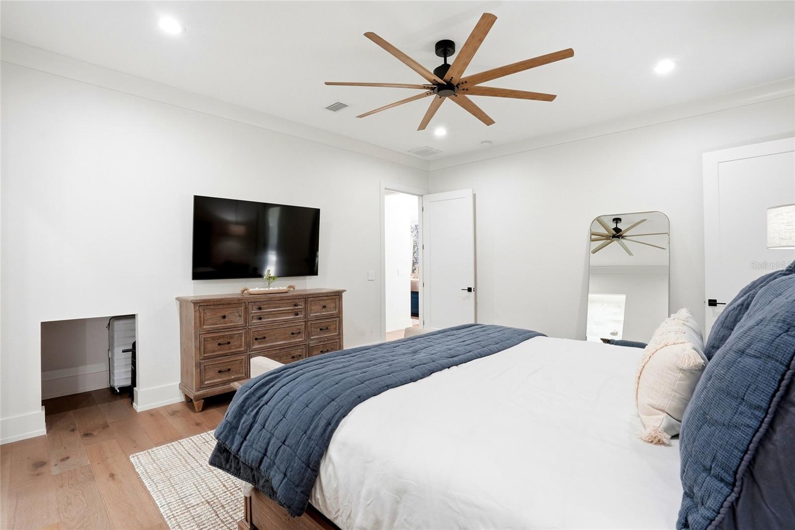 Listing photo id 19 for 3944 Cove Lake Place