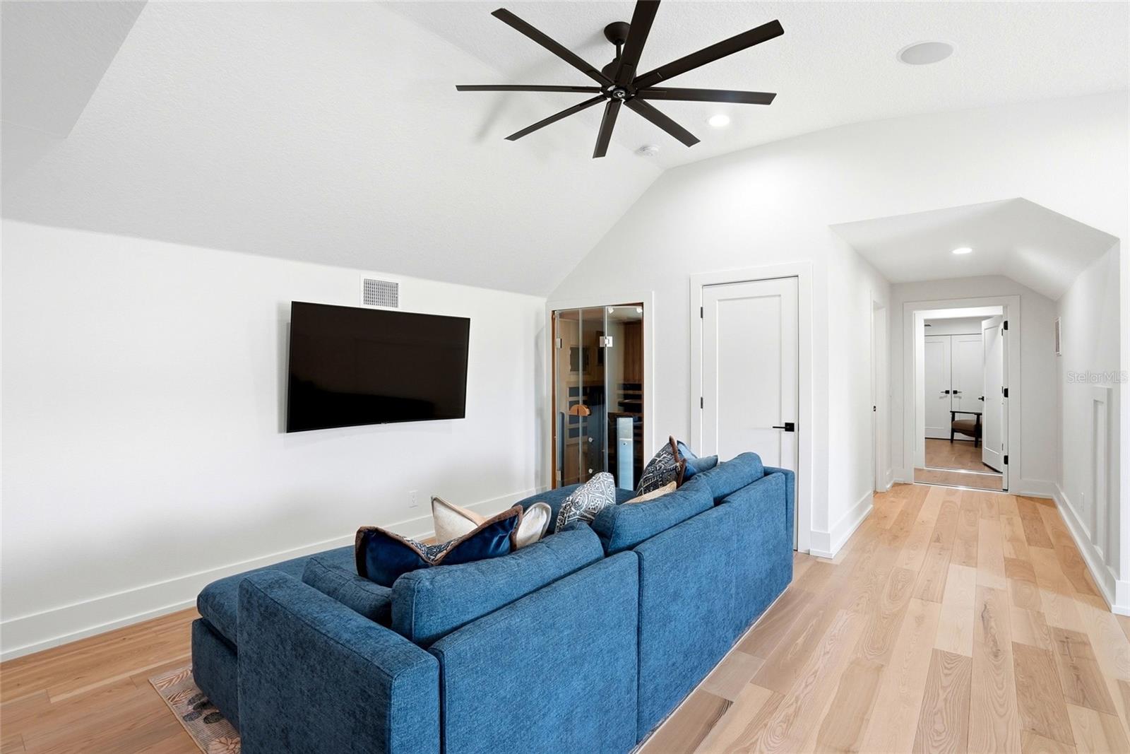 Listing photo id 43 for 3944 Cove Lake Place
