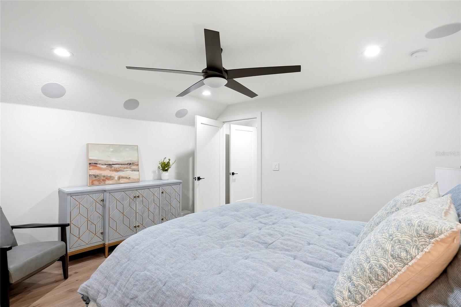 Listing photo id 48 for 3944 Cove Lake Place