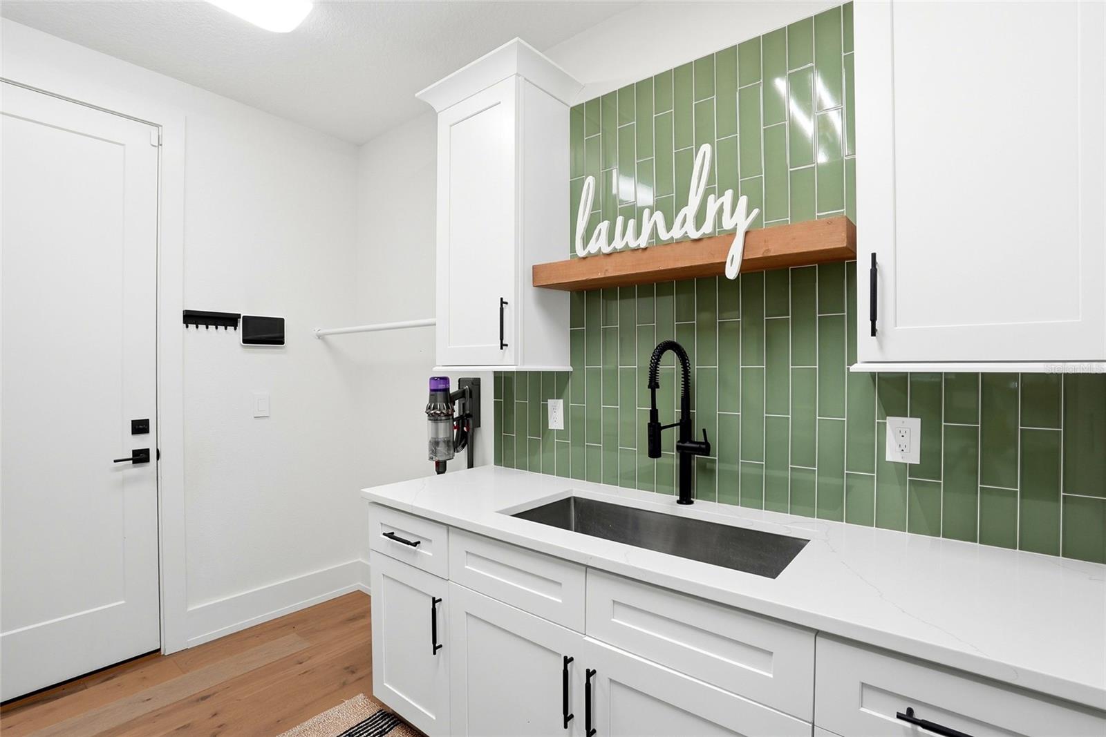 Listing photo id 51 for 3944 Cove Lake Place