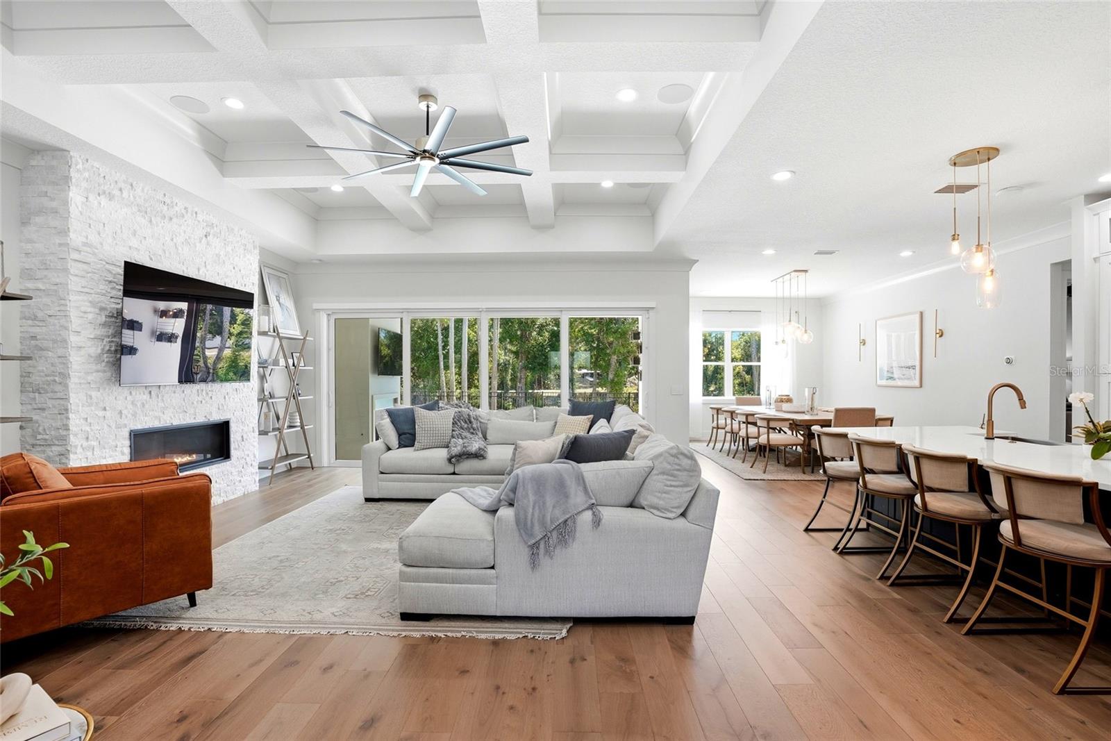 Listing photo id 7 for 3944 Cove Lake Place