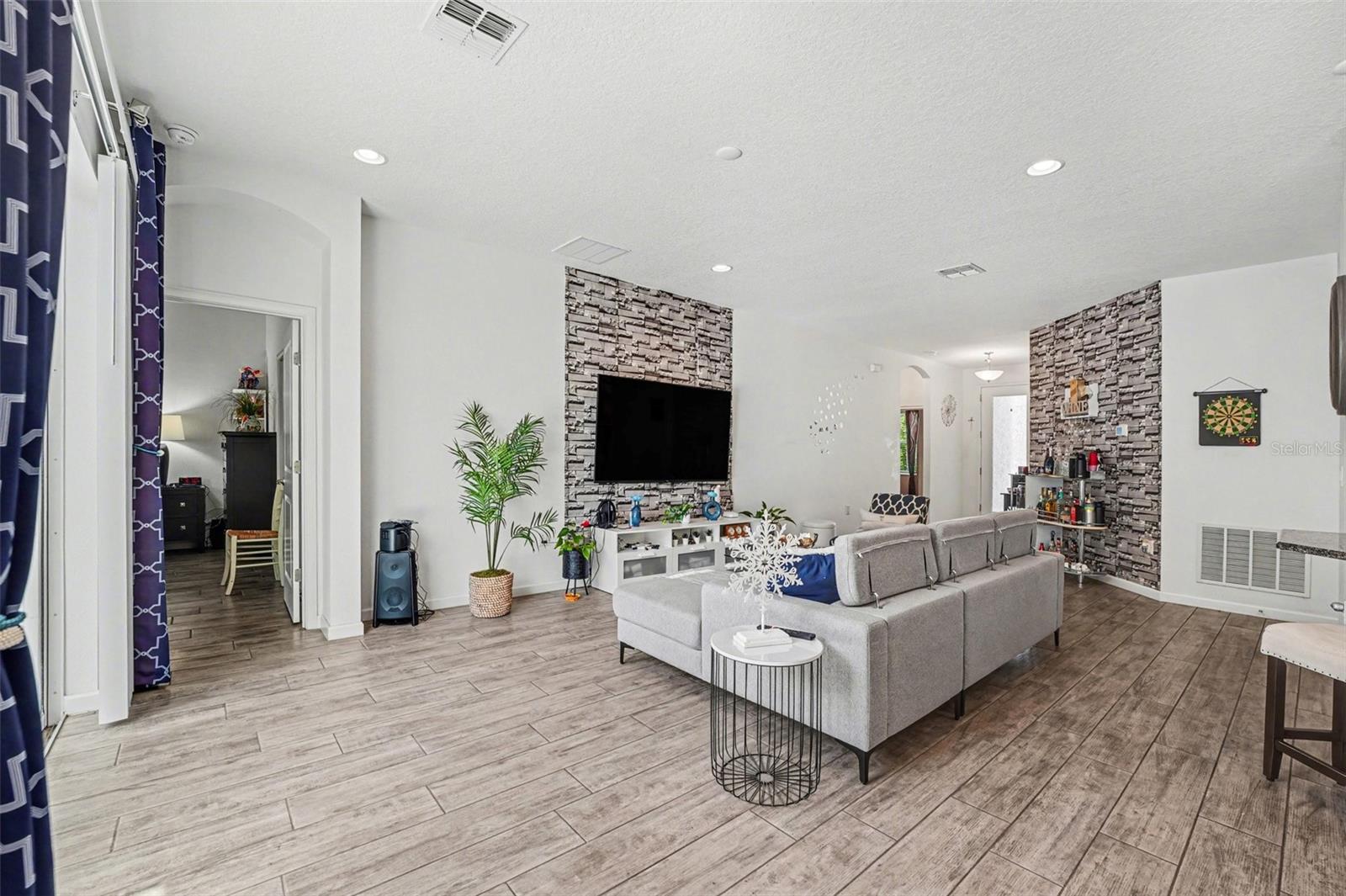 Image 3 of 15 For 501 Sapphire Dr