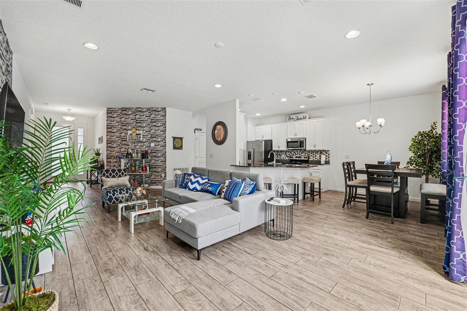 Image 4 of 15 For 501 Sapphire Dr