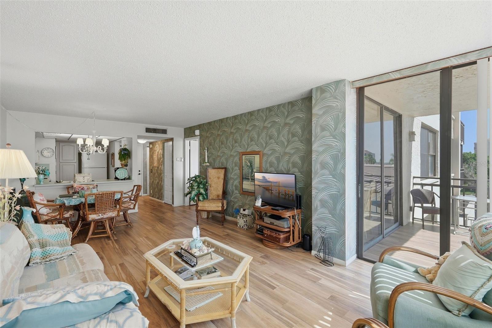 Image 8 of 25 For 6180 Sun Boulevard 307