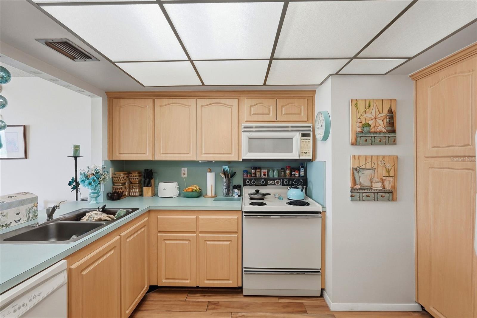 Image 9 of 25 For 6180 Sun Boulevard 307