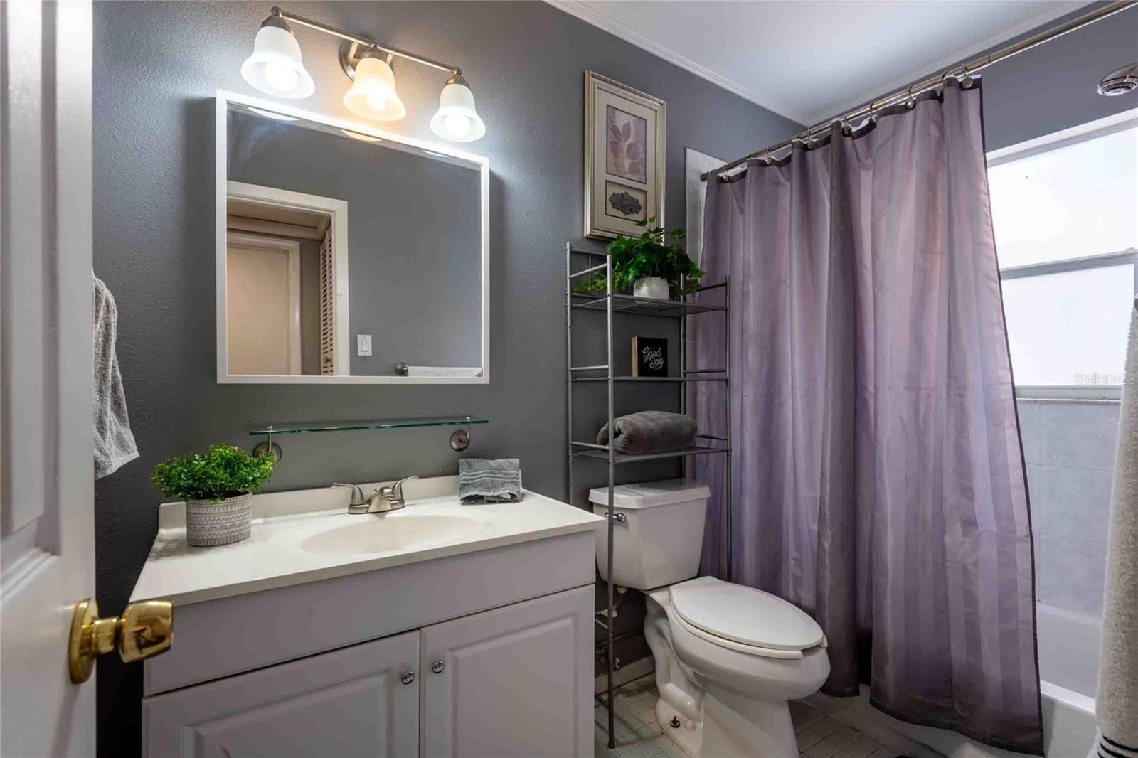 Listing photo id 10 for 7003 Howard Avenue