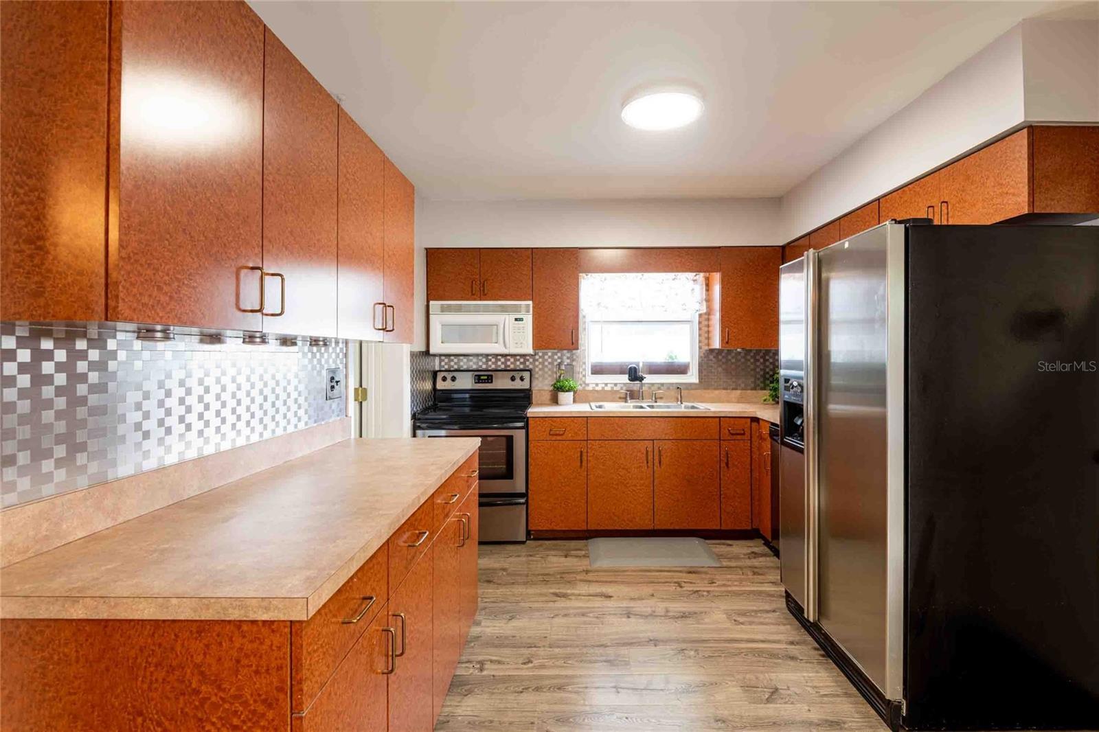 Listing photo id 12 for 7003 Howard Avenue