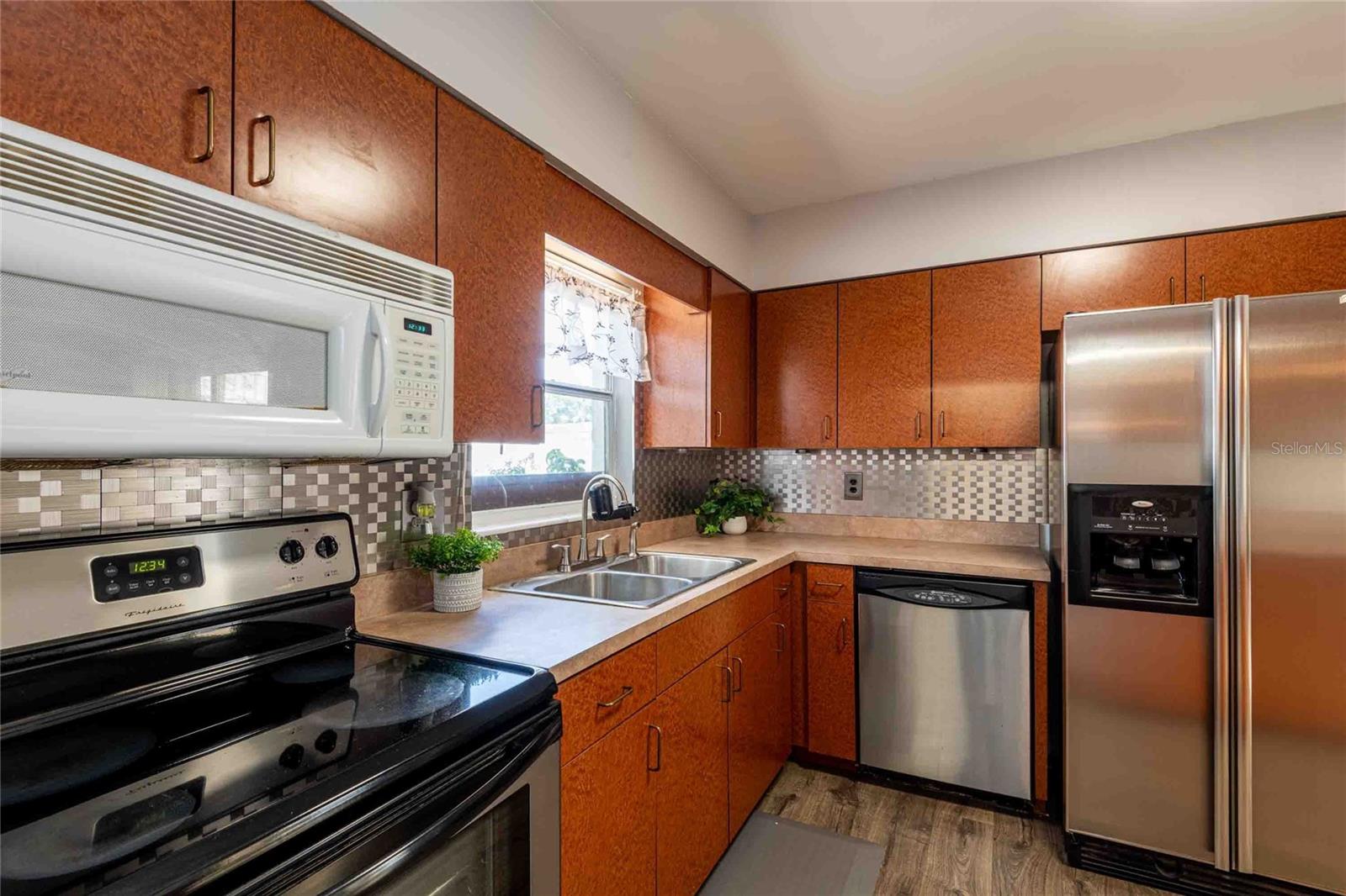 Listing photo id 13 for 7003 Howard Avenue