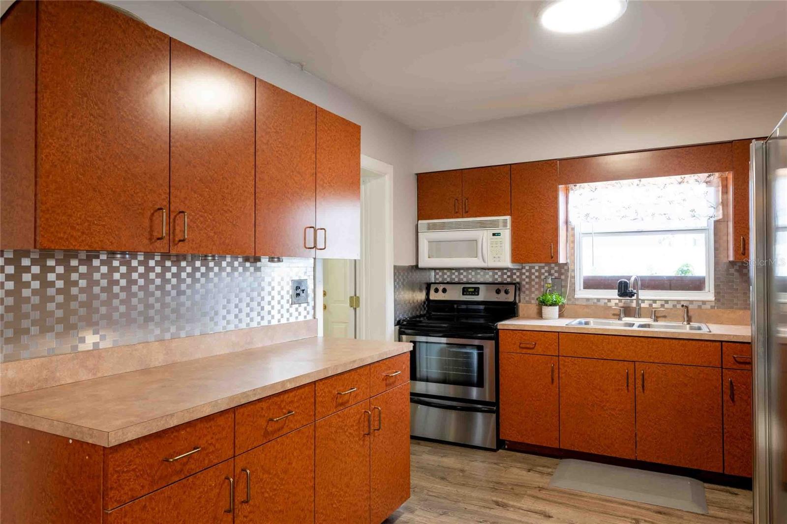 Listing photo id 14 for 7003 Howard Avenue