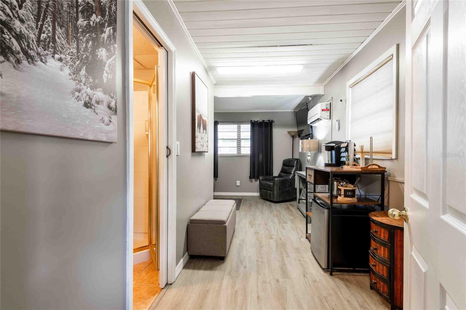 Listing photo id 15 for 7003 Howard Avenue