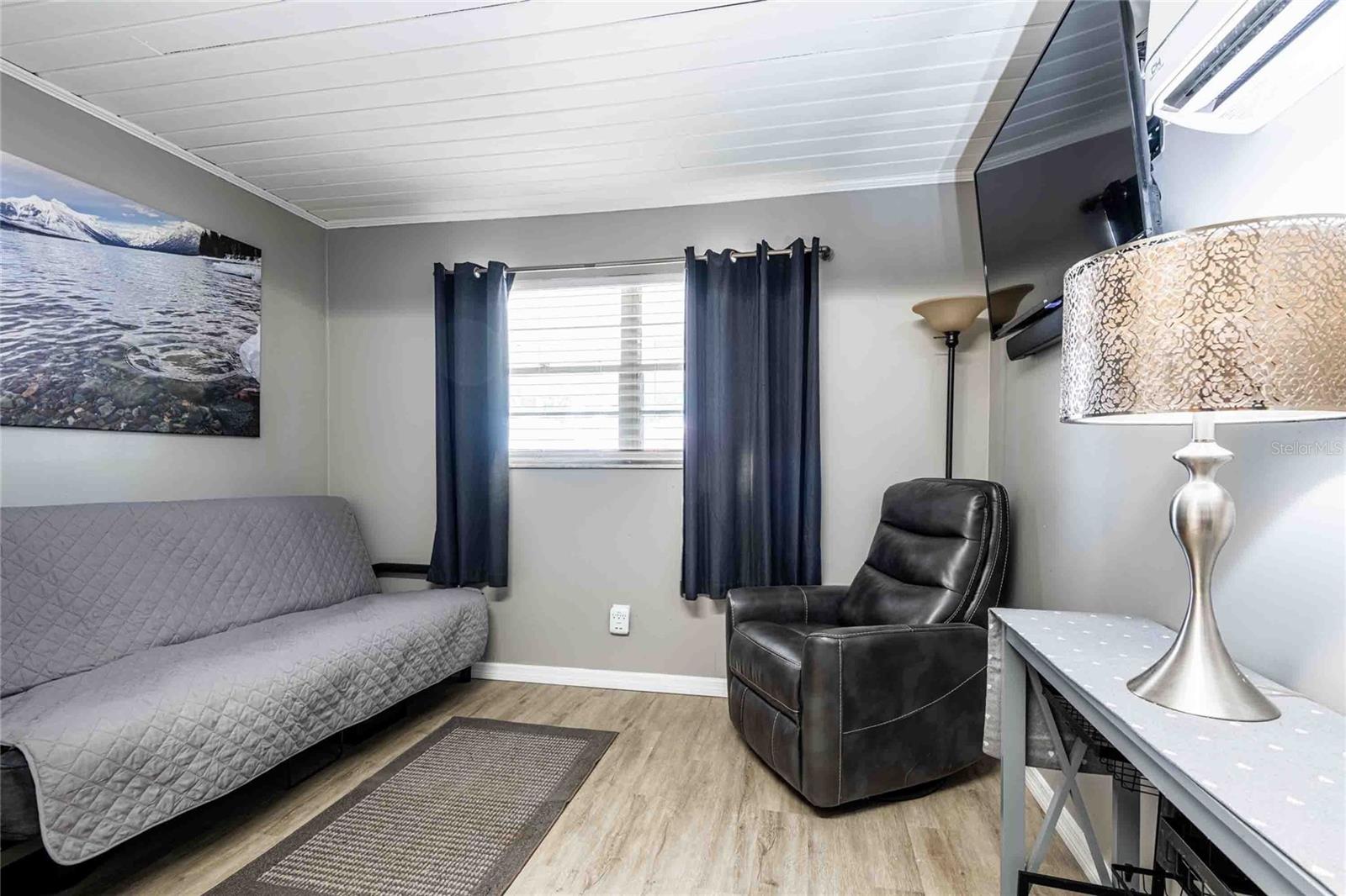 Listing photo id 17 for 7003 Howard Avenue