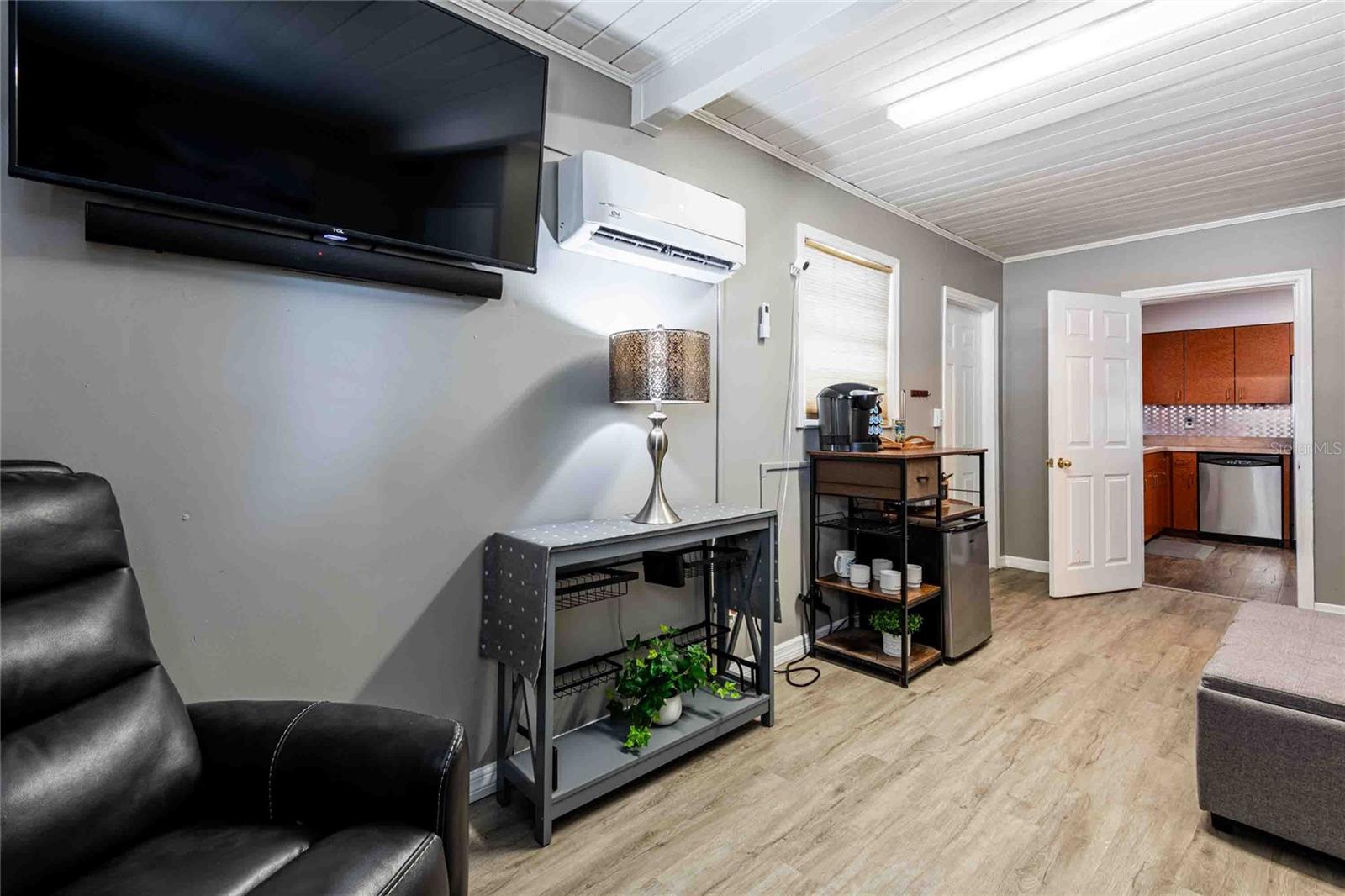 Listing photo id 18 for 7003 Howard Avenue