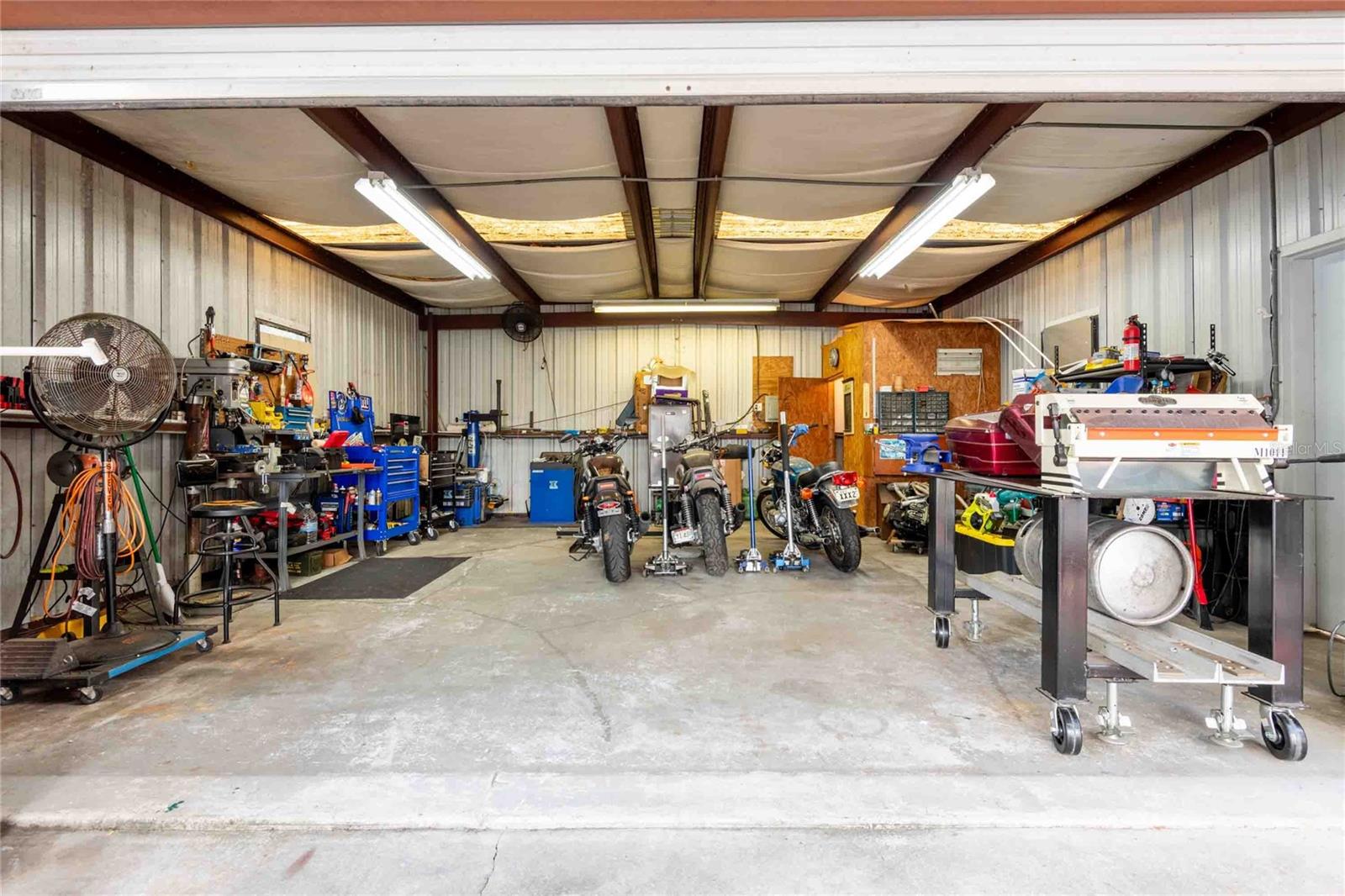 Listing photo id 24 for 7003 Howard Avenue