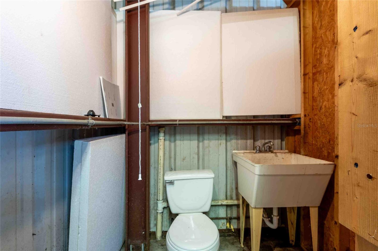 Listing photo id 25 for 7003 Howard Avenue