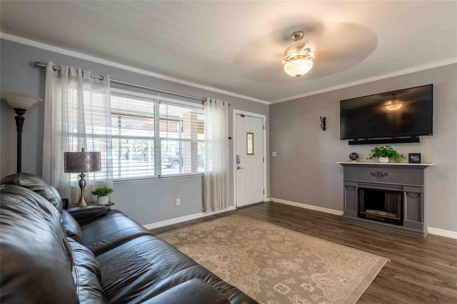 Listing photo id 2 for 7003 Howard Avenue