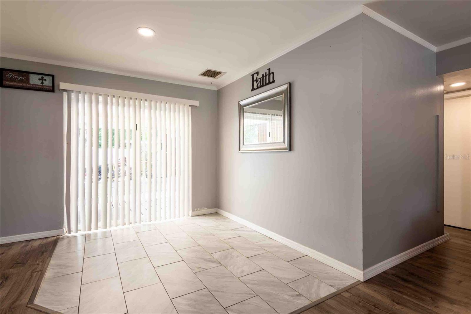 Listing photo id 3 for 7003 Howard Avenue