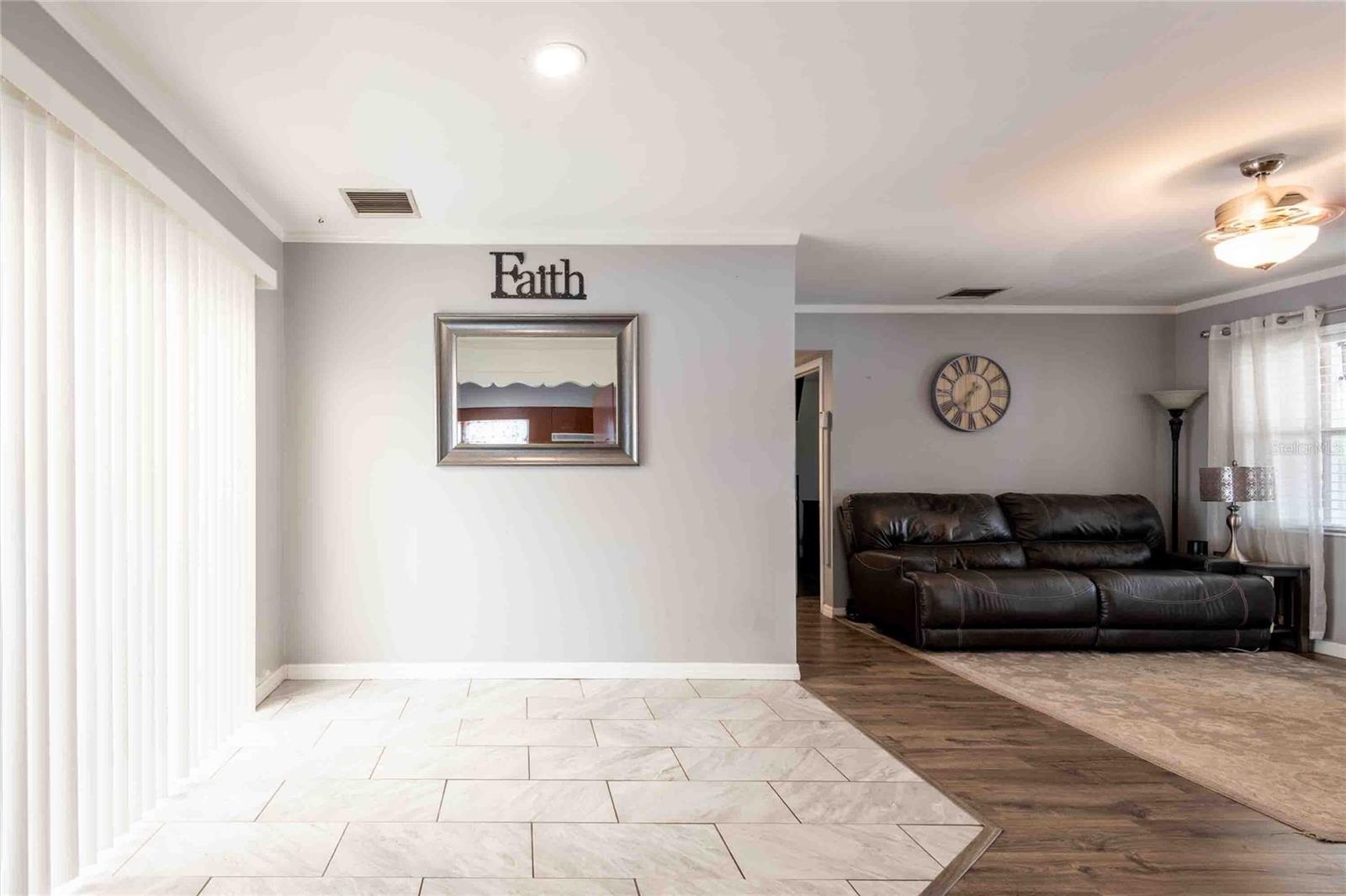 Listing photo id 5 for 7003 Howard Avenue