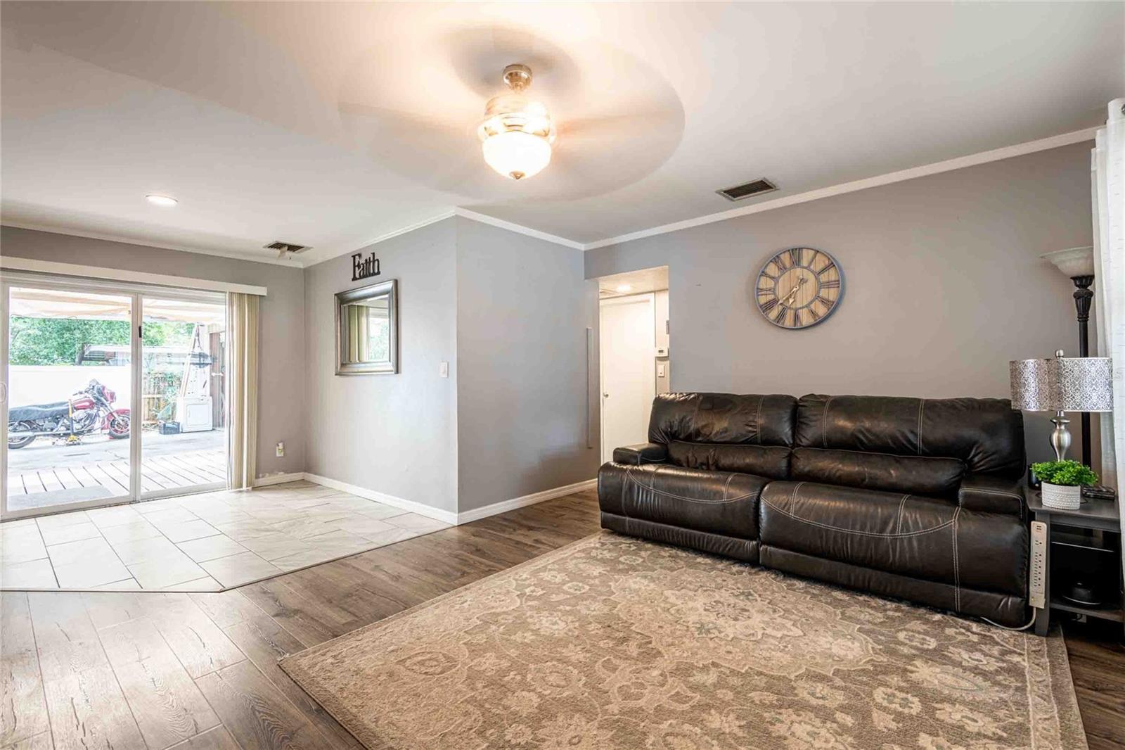 Listing photo id 7 for 7003 Howard Avenue