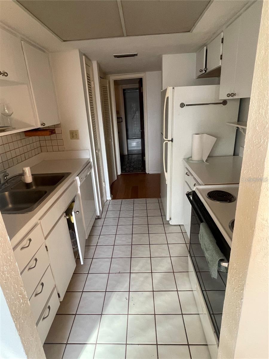 Listing photo id 8 for 1589 Greenlea Drive 3