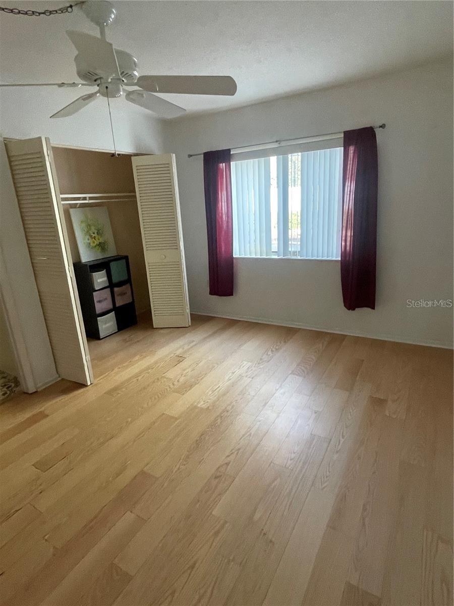 Listing photo id 11 for 1589 Greenlea Drive 3