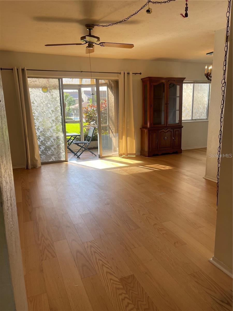 Listing photo id 5 for 1589 Greenlea Drive 3