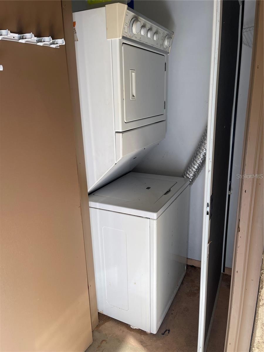 Listing photo id 6 for 1589 Greenlea Drive 3